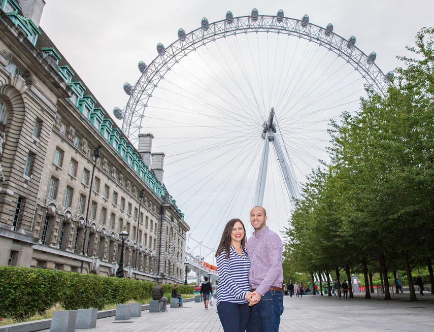 Photographer for engagement photos with London landmarks